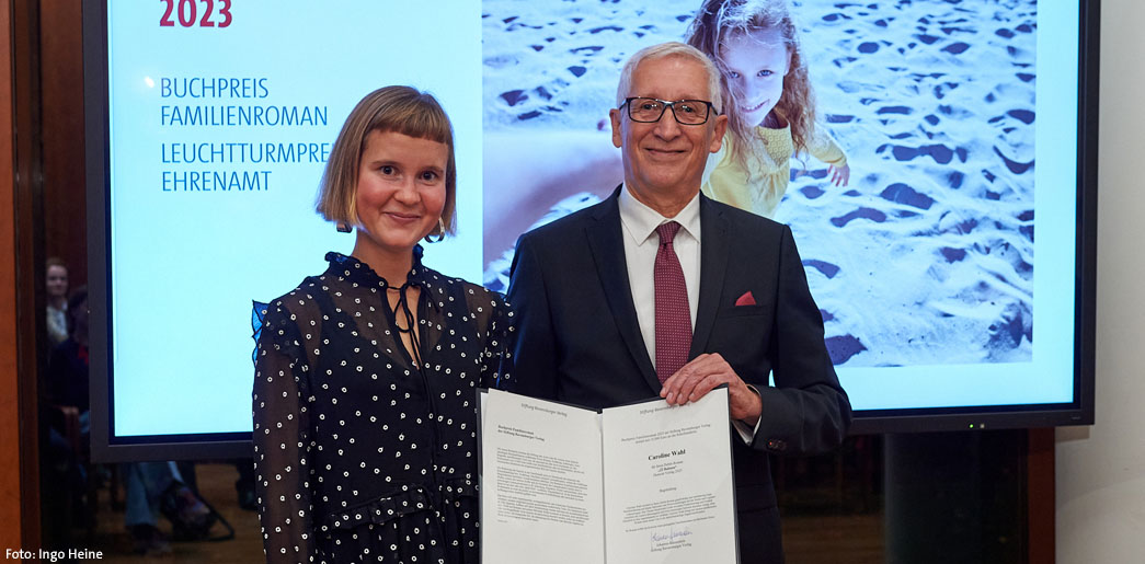 Caroline Wahl hat die Urkunde des Buchpreises Familienroman 2023 von Johannes Hauenstein, Vorstand der Stiftung Ravensburger Verlag, in Berlin überreicht bekommen.